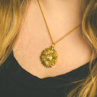Collar de Girasol: ¡Expresa tu Brillo Cada Día!